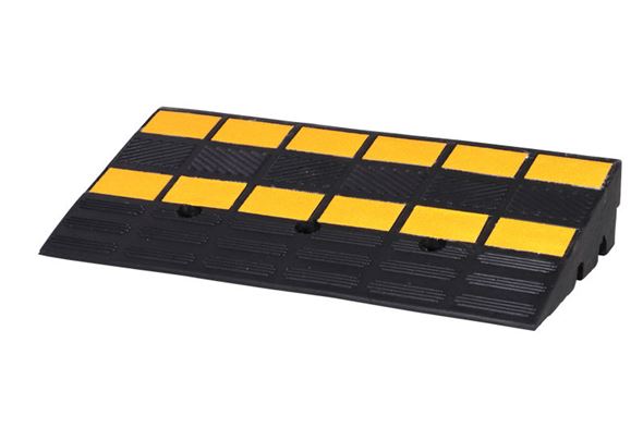 Fortausrampe Veman, med kabelkanal, LxBxH 600x300x100 mm, svart/gul